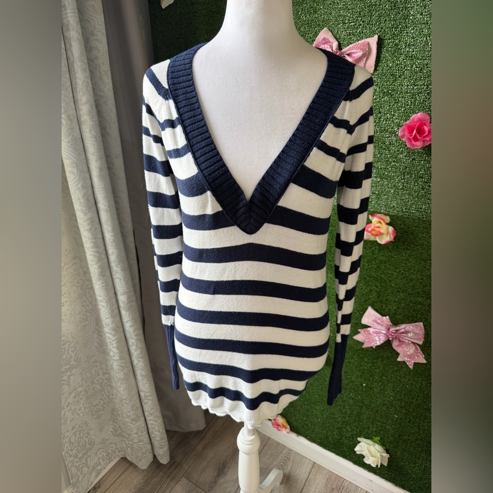 Y2K  AMERICAN EAGLE light weight v-neck sweater, size L